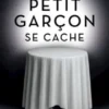 Petit garçon se cache