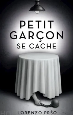 Petit garçon se cache